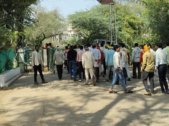 एसटीआर प्रबंधन पर वादाखिलाफी का आरोप:  नर्मदापुरम में आदिवासी बोले- उपजाऊ दिखाकर पथरीली जमीन दी; परिवार पोषण में दिक्कत - narmadapuram (hoshangabad) News