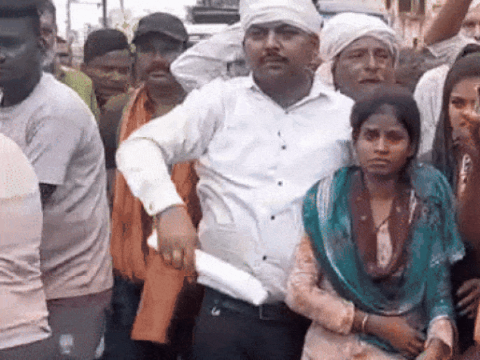एसपी ऑफिस के पास शव रखकर प्रदर्शन:  आरोपियों को गिरफ्तार करने, घर पर बुल्डोजर चलाने की मांग; पुलिस के खिलाफ की नारेबाजी - Bhind News