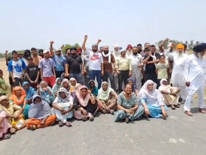 कपूरथला में कूड़े के डंप का विरोध:  अधिकारियों को वापस लौटना पड़ा, ग्रामीण बोले- जमीन के पास आवासीय क्षेत्र, लिखित आदेश नहीं दिया - Kapurthala News