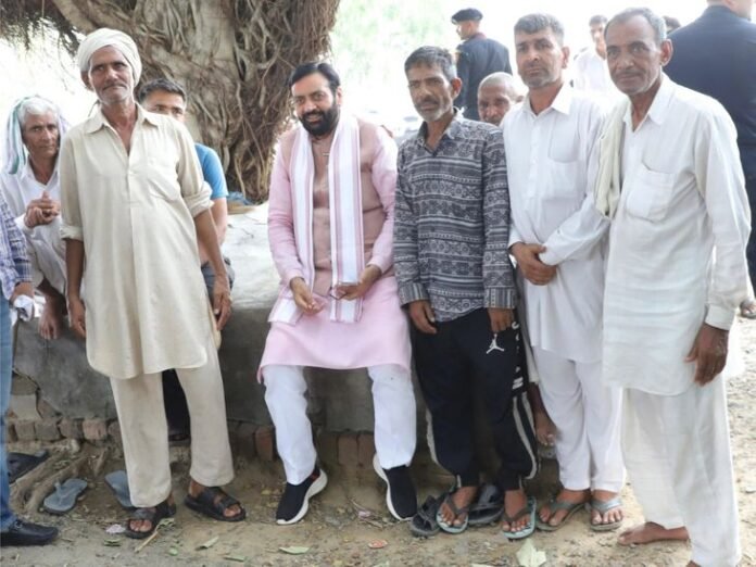 करनाल के फफड़ाना गांव में रुके सीएम सैनी:  जलमाना में ग्रामीणों से की बातचीत, युवाओं और बच्चों संग खिंचवाई सेल्फी - Gharaunda News