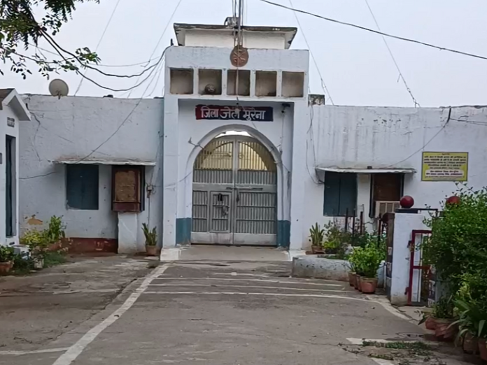 कैदी और जेल प्रहरियों में मारपीट, चारों चोटिल:  मुरैना में बैरक बदलते समय झगड़ा; दोनों आरोपियों को अलग-अलग रखा - Morena News