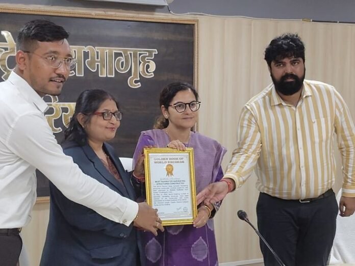 कोरिया जिले ने जल संरक्षण में बनाया विश्व रिकॉर्ड:  3 घंटे में 660 सोखता गड्ढों का निर्माण; गोल्डन बुक में नाम दर्ज - Manendragarh-Chirmiri-Bharatpur News