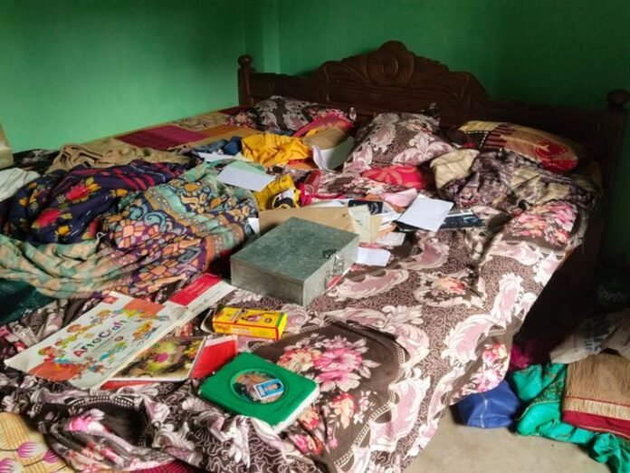 गोड्‌डा में बंद घर में ताला तोड़कर चोरी:  जेवर, बर्तन और नकदी ले गए चोर; कई दुकानों में पहले भी हो चुकी है चोरी - Godda News