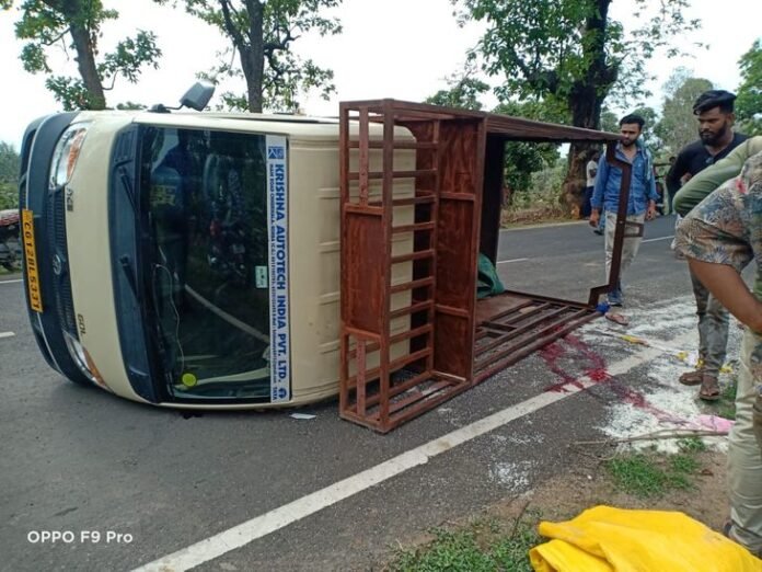 गौरेला में मालवाहक मेटाडोर पलटा, 22 लोग घायल:  दशगात्र कार्यक्रम में शामिल होने जा रहे थे, कल्याणिका स्कूल के पास हुआ हादसा, 2 गंभीर - Gaurela News