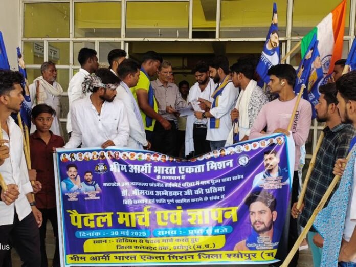 ग्वालियर हाईकोर्ट में अंबेडकर प्रतिमा लगाने की मांग:  श्योपुर में भीम आर्मी ने निकाला पैदल मार्च, बाबा साहेब अमर रहे के लगाए नारे - Sheopur News