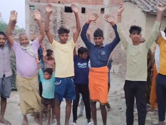 चंदौली के पिपरी गांव में विकास कार्य ठप:  न सड़क, न नाली, न आवास; ग्राम प्रधान पर लापरवाही का आरोप - Chandauli News