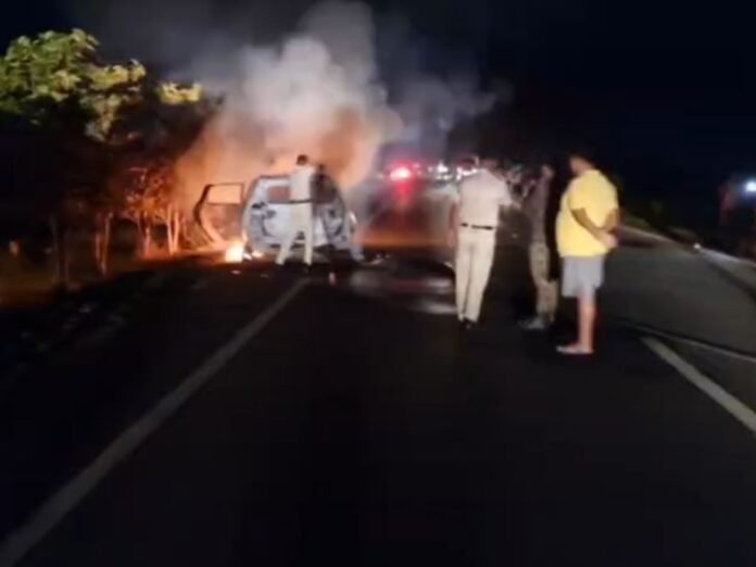 चलती कार में लगी आग, बीच सड़क पर धूं-धूंकर जली:  बांका में पीछे के दरवाजे से निकले सवार तीनों लोग, AC में शॉर्ट सर्किट से हादसे की आशंका - Banka News
