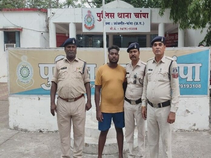 चांपा में धमकी दे रहा था युवक:  हथियार के साथ आरोपी गिरफ्तार, आर्म्स एक्ट में कार्रवाई - janjgir champa News