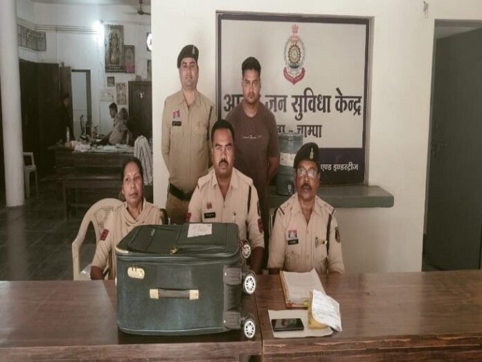 चांपा में नशीली सिरप की तस्करी का भंडाफोड़:  130 बोतल सिरप के साथ एक आरोपी गिरफ्तार, एनडीपीएस एक्ट में कार्रवाई - janjgir champa News