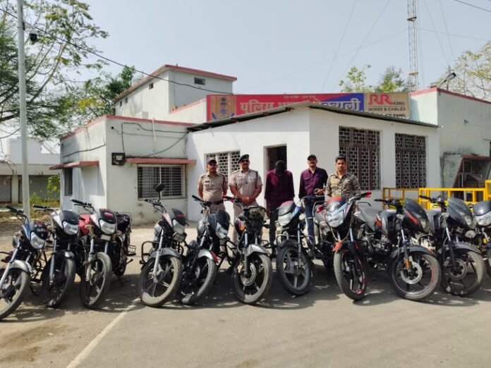  चैकिंग में पकड़ा बदमाश चोरी की 11 बाइक जब्त - shajapur (MP) News