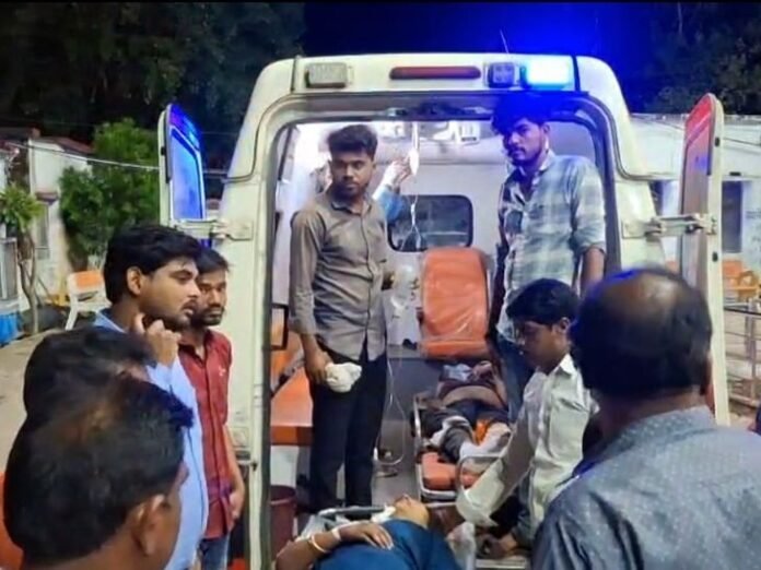 छतरपुर में दो कारों की भिड़ंत में तीन की मौत:  चार घायल, मेडिकल कॉलेज रेफर; सड़क पर बैठी भैंसों को बचाने में हादसा - Chhatarpur (MP) News