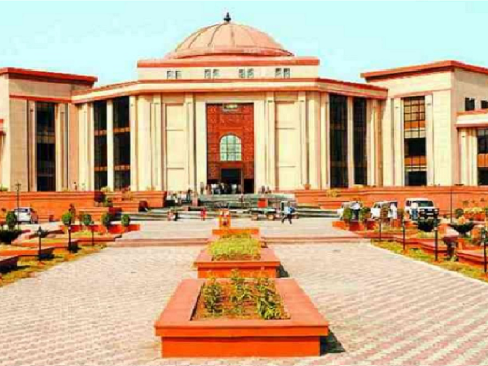छात्रों को नमाज पढ़ाने वाले प्रोफेसर्स को नहीं मिली राहत:  FIR को बताया राजनीति प्रेरित मामला, रद्द करने की मांग; हाईकोर्ट ने खारिज की याचिका - Bilaspur (Chhattisgarh) News