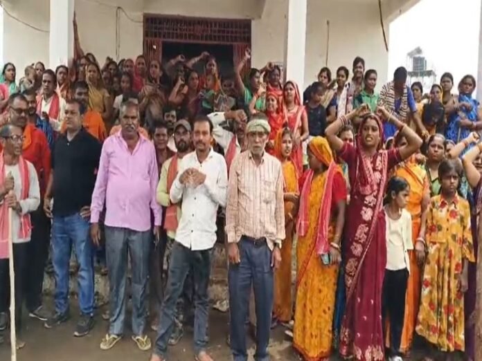 जमीन अधिग्रहण के खिलाफ ग्रामीणों का प्रदर्शन:  बोले-पुरखों की जमीन पर नहीं बनने देंगे विधायक कॉलोनी,पूर्व राज्यसभा सांसद बोलीं- सरकार गरीबों के घर उजाड़ रही - Raipur News