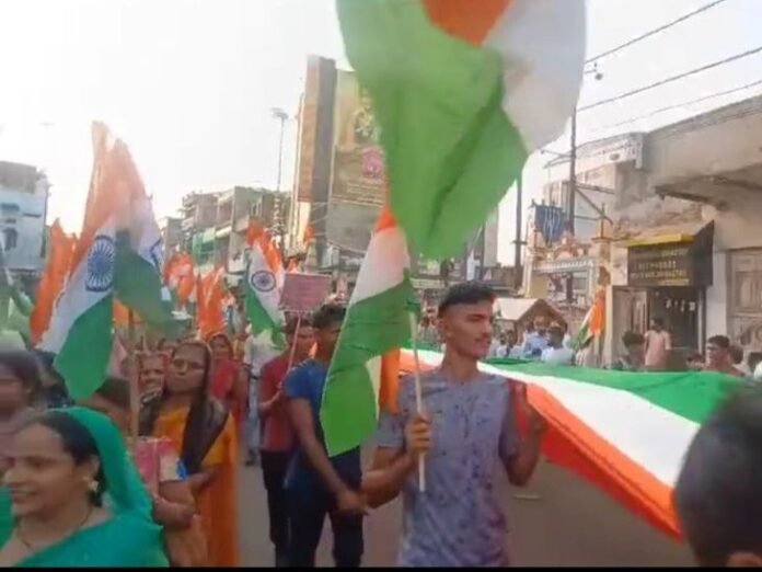 जौनपुर में 100 मीटर लंबे तिरंगे के साथ यात्रा:  भाजपा महासचिव अरुण सिंह ने ऑपरेशन सिंदूर की सफलता पर सेना को किया सलाम - Jaunpur News