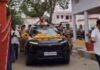 झांसी में दरोगा का भौकाल:  ट्रांसफर होने पर डीजे बजा, गाडियों के काफिले में सनरूफ से किया जनता का अभिनंदन - Jhansi News