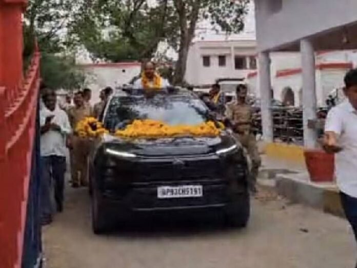 झांसी में दरोगा का भौकाल:  ट्रांसफर होने पर डीजे बजा, गाडियों के काफिले में सनरूफ से किया जनता का अभिनंदन - Jhansi News