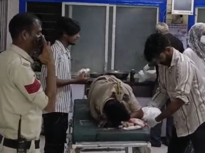 ट्रेन चढ़ते समय फिसला पुलिसकर्मी, हाथ का पंजा कटा:  RPF की टीम ने पहुंचाया अस्पताल, देवास से इंदौर रेफर - Dewas News