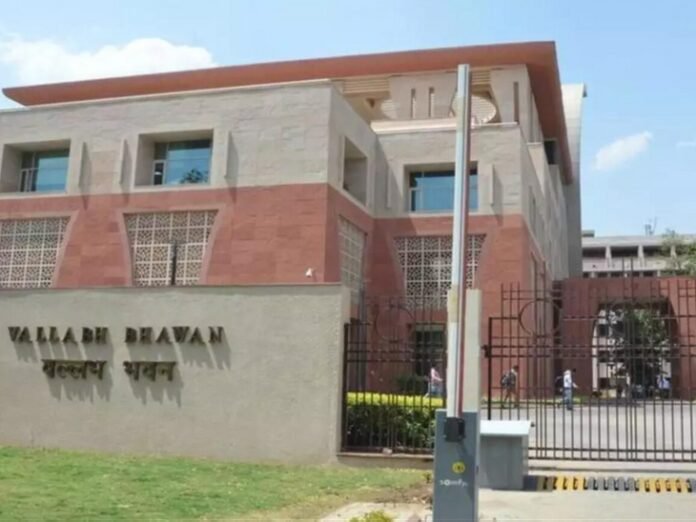 तबादले के विरोध में हाईकोर्ट जा सकते हैं अधिकारी कर्मचारी:  विभागों ने जबलपुर, ग्वालियर, इंदौर हाईकोर्ट में सरकार का पक्ष सुनने दायर की केविएट - Bhopal News