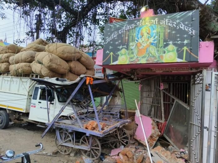 तेंदूपत्ता से लदा पिकअप मंदिर में जा घुसा:  पेंड्रा में मंदिर की दीवार गिरी, सुरक्षा गार्ड का पैर टूटा; बिलासपुर रेफर - Gaurela News
