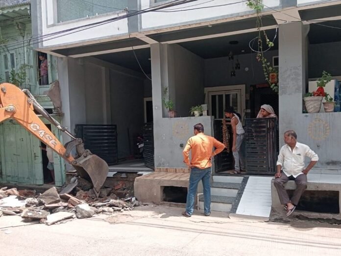 देवास में निगम ने नालियों पर बने अवैध अतिक्रमण हटाए:  बारिश में जलजमाव की समस्या को देखते हुए अब नई नाली का होगा निर्माण - Dewas News