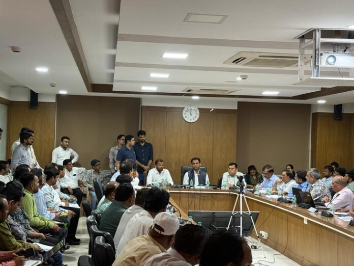 नीमच के सीएमओ और सब इंजीनियर निलंबित:  नगरीय विकास आयुक्त की कार्रवाई, सहायक यंत्री का एक माह का वेतन रोका - Bhopal News