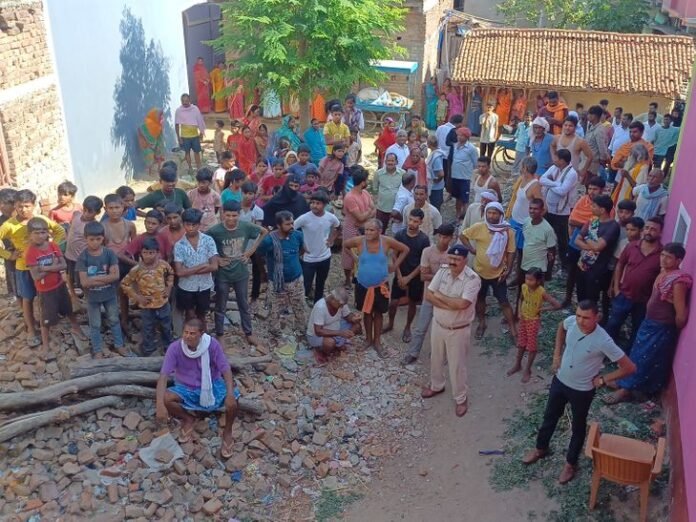 पति की हत्या मामले में पत्नी फरार:  पुलिस ने की घर की कुर्की-जब्ती, ट्रेन में गोली मारकर हुई थी हत्या - Lakhisarai News