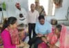 पत्नी के साथ वृद्धाश्रम पहुंचे एडीएम हुए भावुक:  बीमार बुजुर्ग महिला को अस्पताल भिजवाया,बोले- मां-बाप की सेवा करना ईश्वर की भक्ति - Shahjahanpur News