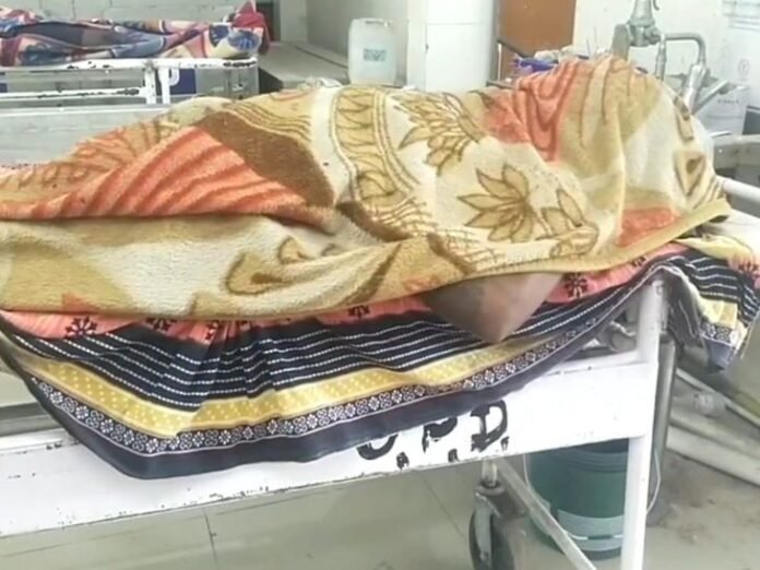 पत्नी के सिर पर टांगी से हमला, हॉस्पिटल में मौत:  जशपुर में पति ने सोते समय टांगी से मारा, मेडिकल कॉलेज हॉस्पिटल में दाखिल थी महिला - Ambikapur (Surguja) News