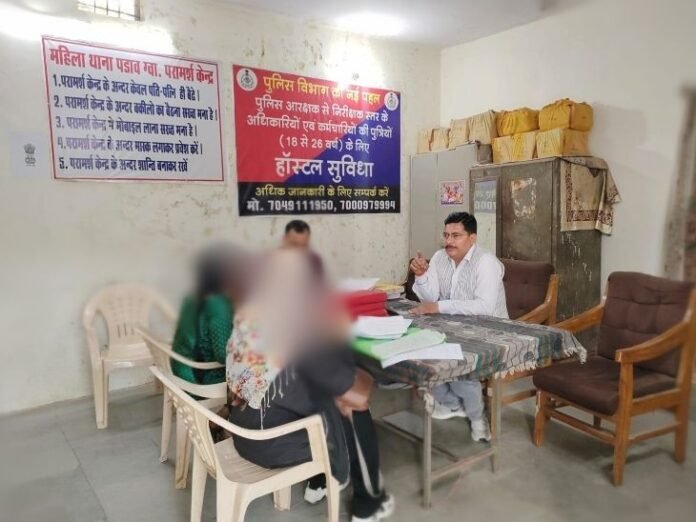 पत्नी ने फेक आईडी बनाकर पति को रंगे हाथ पकड़ा:  फेसबुक-वॉटसएप पर गर्लफ्रेंड समझकर दो महीने बात करता रहा, मिलने पहुंचा तो उड़े होश - Gwalior News