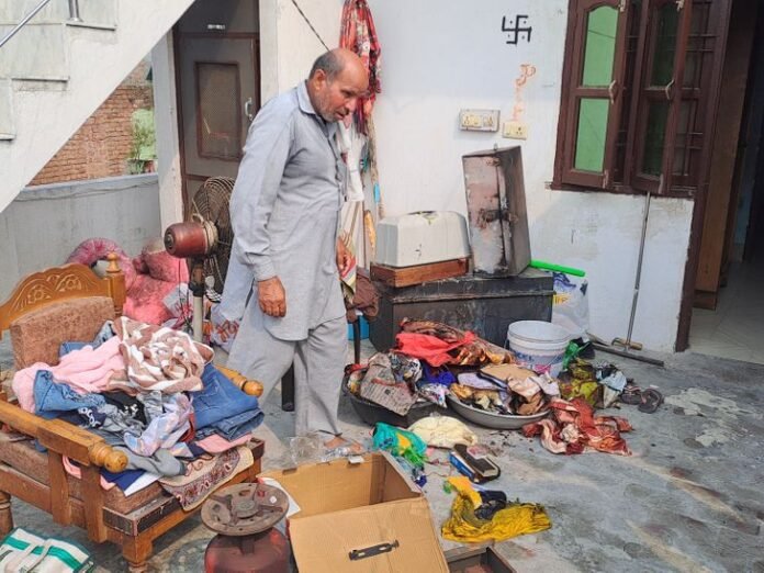 पानीपत में घर में शॉर्ट सर्किट से लगी आग:  स्टोर से धुआं निकलता देख परिवार की खुली नींद, कैश, गहने समेत सामान जला - Samalkha News