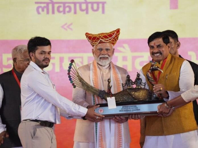 पीएम मोदी को भेंट की बैतूल की 'पुष्पक' कलाकृति:  सारणी में कार्यक्रम के दाैरान सीएम ने पसंद की; टिगरिया गांव के 50 परिवार कर रहे निर्माण - Betul News