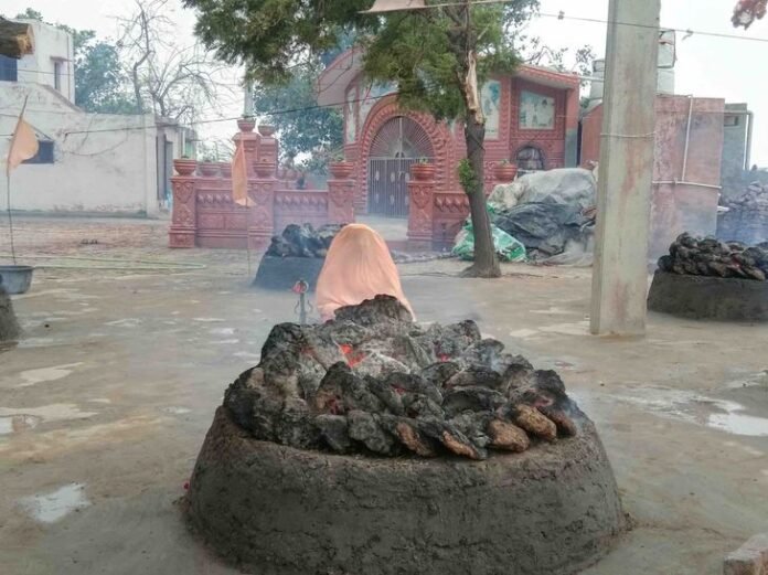 पूंडरी के फरल गांव में पंच धूणी तपस्या:  तप पर बैठी साध्वी सरस्वती पुरी, सुख-शांति के लिए कर रही साधना - Pundri News