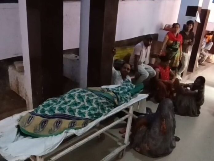 फतेहपुर के सरकारी अस्पताल में गर्भवती की मौत:  समय पर इलाज नहीं मिला, पति का आरोप- डॉक्टर और स्टाफ मोबाइल में व्यस्त रहे - Fatehpur News