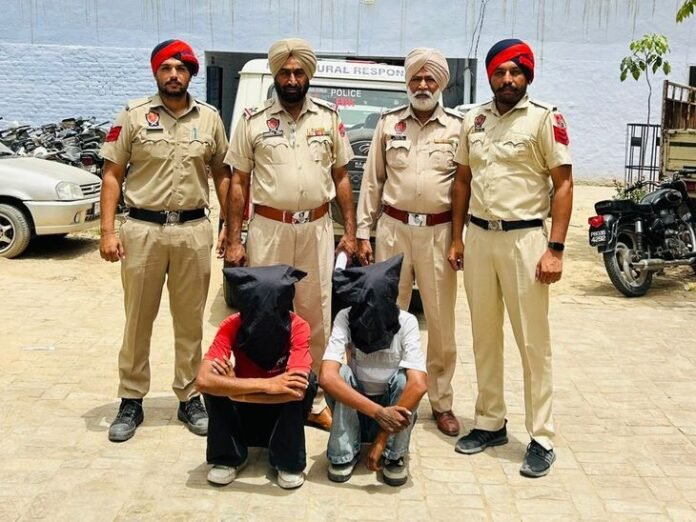 फरीदकोट में हेरोइन बेचते 2 युवक गिरफ्तार:  नशा तस्कर देता था एक हजार रुपए रोजाना, पुलिस ने की रेड, कंप्यूटर कांटा बरामद - Faridkot News