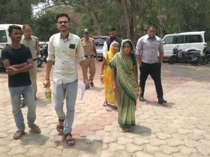 फिनाइल लेकर एसपी ऑफिस पहुंचा, कहा- पत्नी मारती है, बचाओ:  पुलिस ने बोतलें छीनीं, मदद का आश्वासन दिया - Damoh News