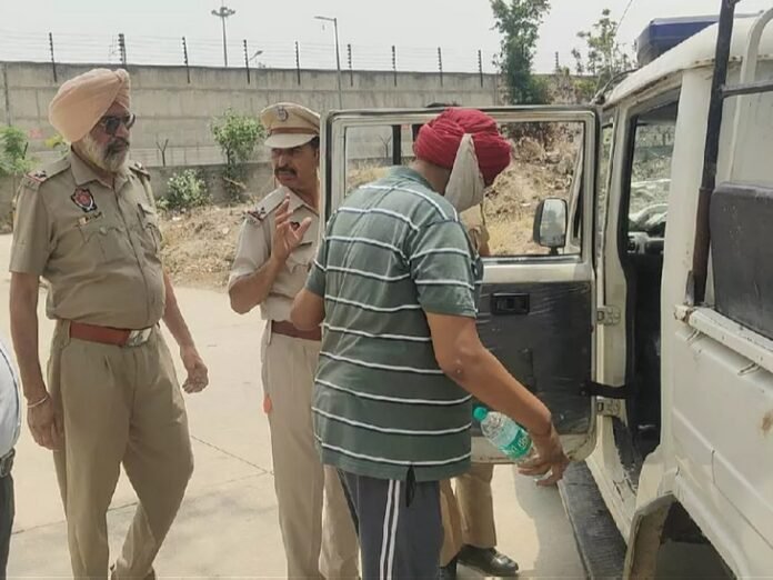 बठिंडा जेल में तैनात ASI हेरोइन सहित गिरफ्तार:  वर्दी में नशा छिपाकर अंदर लेकर जा रहा था, अधिकारियों ने ट्रैप लगाकर पकड़ा - Bathinda News
