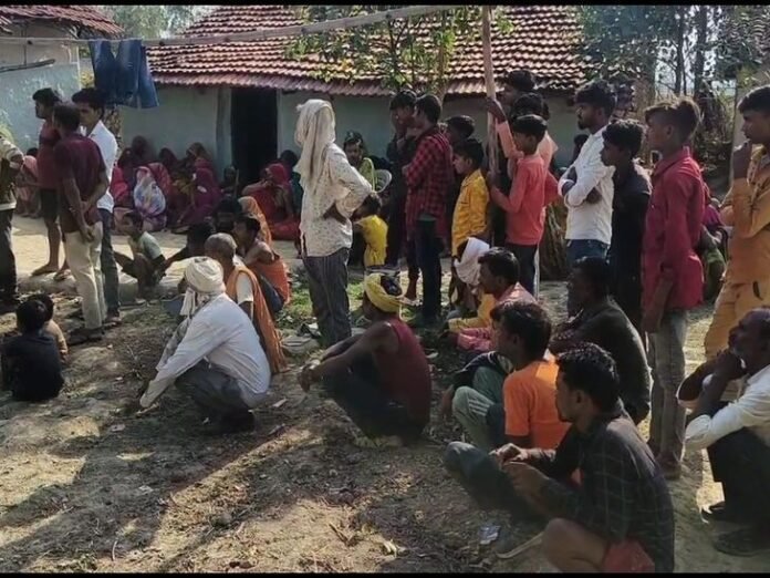 बड़े ने छोटे भाई का गला कुल्हाड़ी से काटा, मौत:  मैहर में विवाह बना हत्या का कारण; एक साल पहले ही हुई थी शादी - Satna News