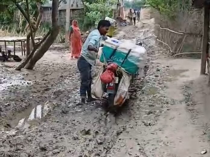 बारिश के मौसम में सड़क की हालत खराब:  भागलपुर में ग्रामीणों को नहीं मिल रहा शुद्ध पीने का पानी, DDC को शिकायत की - Bhagalpur News