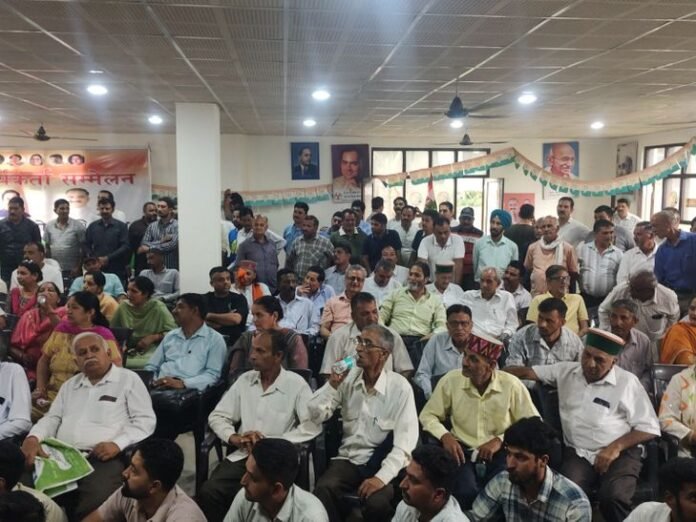 बिलासपुर में कांग्रेस कार्यकर्ताओं में झड़प:  प्रदेश अध्यक्ष की मौजूदगी में गुटबाजी सामने आई, मुर्दाबाद के नारे लगे, प्रतिभा से मांगा इस्तीफा - Bilaspur (Himachal) News
