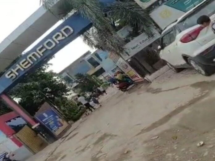 बुद्ध पूर्णिमा पर सरकारी आदेश की अवहेलना:  शेमफोर्ड स्कूल खुला, प्रिंसिपल बोले- यहां हमारा नियम चलता है - Sultanpur News