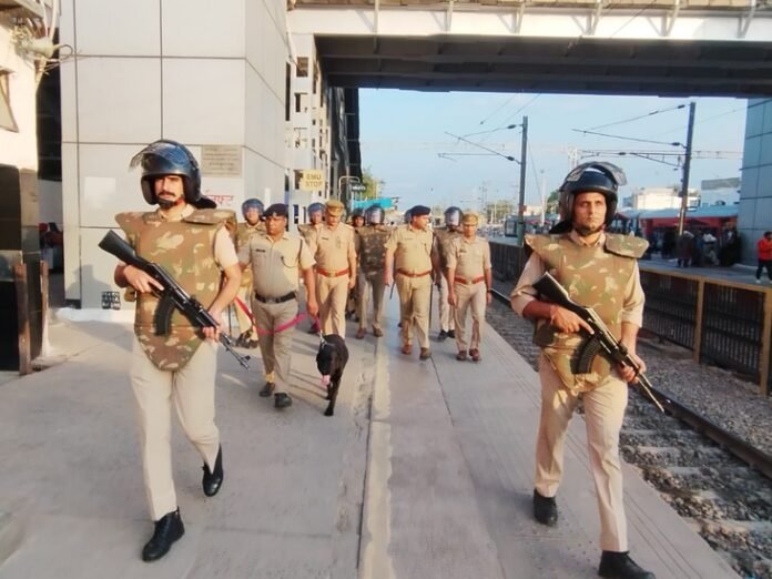 बॉर्डर पर तनाव के बाद अलीगढ़ में हाई एलर्ट:  कर्मचारियों की छटि्टयां की गई कैंसिल, रेलवे स्टेशन-बस स्टैंड जैसी सार्वजनिक जगहों पर सुरक्षा बढ़ाई - Aligarh News