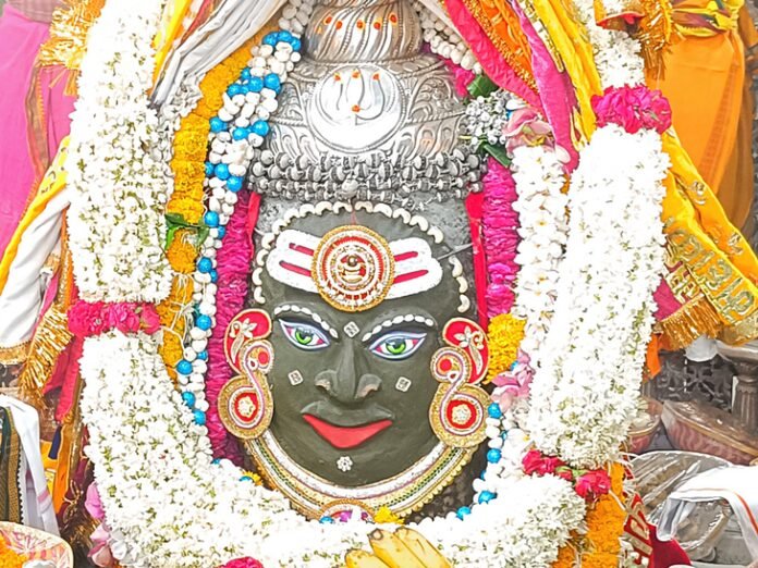 भस्म आरती में महाकाल का अनुपम श्रृंगार:  भगवान का पंचामृत अभिषेक-पूजन, रजत मुकुट और मोगरे के पुष्प अर्पित - Ujjain News