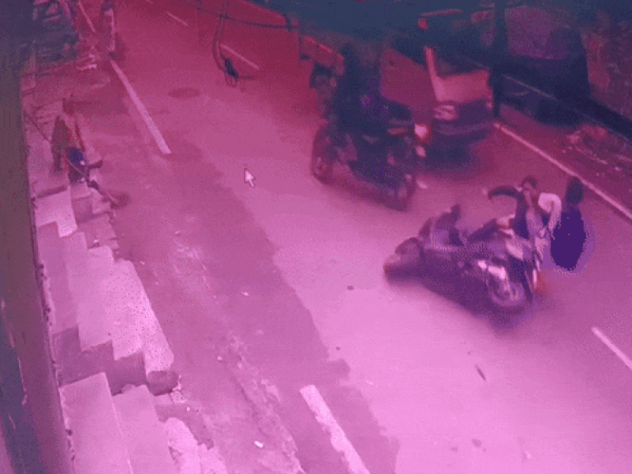 भोपाल में आवारा कुत्तों से बचने दौड़ाई बाइक:  बाइक से टकराने के बाद लोडिंग वाहन के नीचे आए, दो गंभीर - Bhopal News