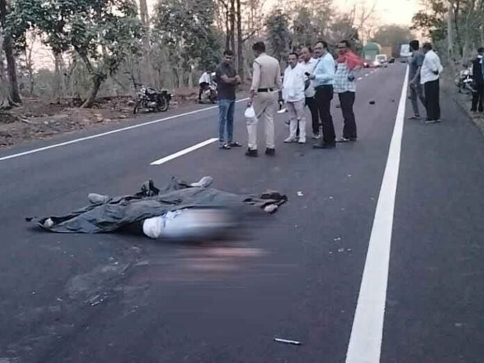 मंडला में हाइवा-बाइक की टक्कर:  सांख्यिकी विभाग के दो सर्वेयर की मौत; ड्राइवर फरार - Mandla News