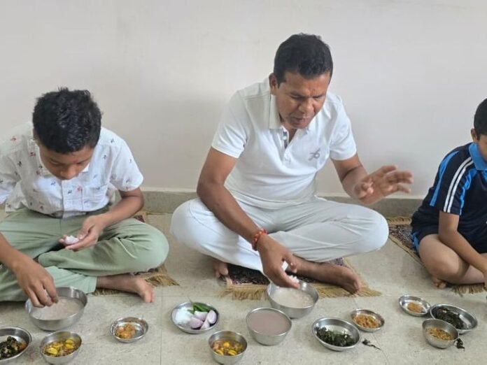 मजदूर दिवस...पूर्व PCC चीफ ने परिवार संग खाया बोरे बासी:  मोहन मरकाम बोले- मेहनतकशों की जीवनशैली और संस्कृति का प्रतीक - Kondagaon News