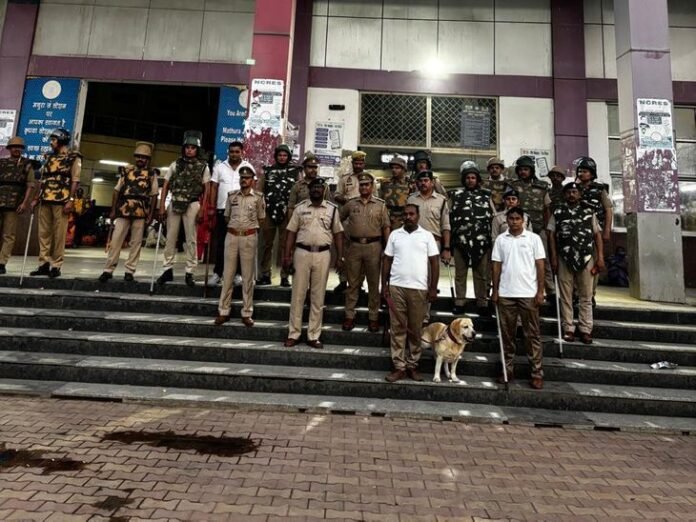 मथुरा जंक्शन पर सुरक्षा व्यवस्था कड़ी:  पाक एयर स्ट्राइक के बाद स्टेशन पर जीआरपी-आरपीएफ तैनात, यात्री और ट्रेनों की जांच जारी - Mathura News