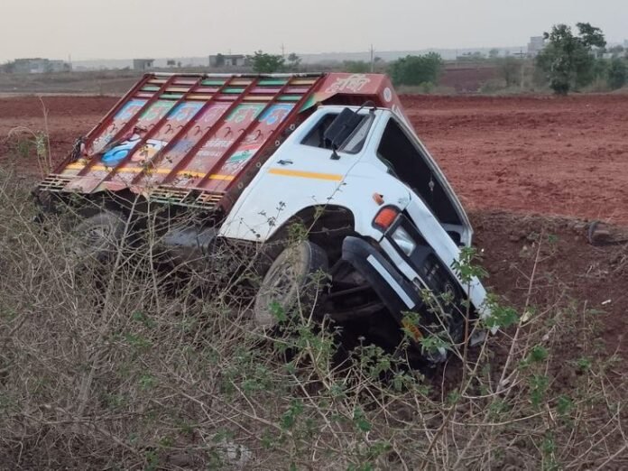 मनासा में तेज रफ्तार ट्रक ने महिला को कुचला:  गंभीर हालत में घायल को नीमच रेफर; चालक मौके से फरार - Neemuch News