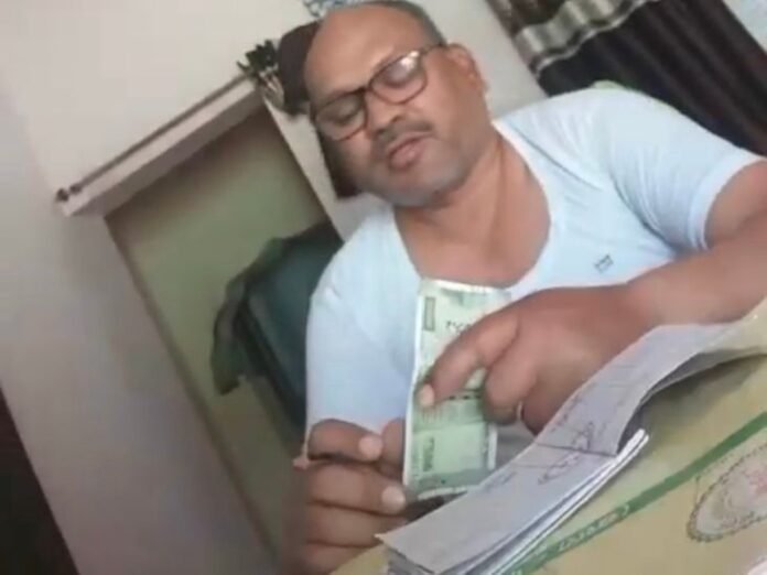 महासमुंद में पटवारी पर रिश्वत का आरोप:  500 रुपए लेने का वीडियो वायरल, पटवारी ने 5 ग्रामीणों पर दर्ज कराई FIR - Mahasamund News