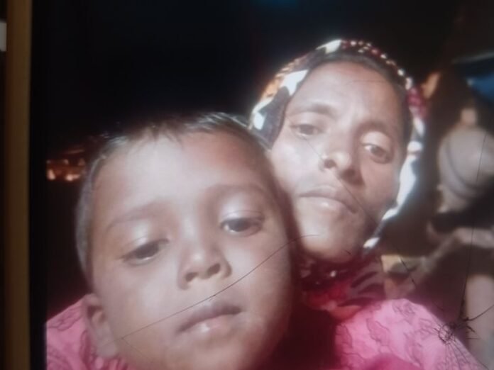 महुआ टांड़ में ऑटो दुर्घटनाग्रस्त:  मां और 3 साल के बच्चे की मौत, खराब ऑटो को रस्सी से खींचते वक्त पलटा - Gumla News