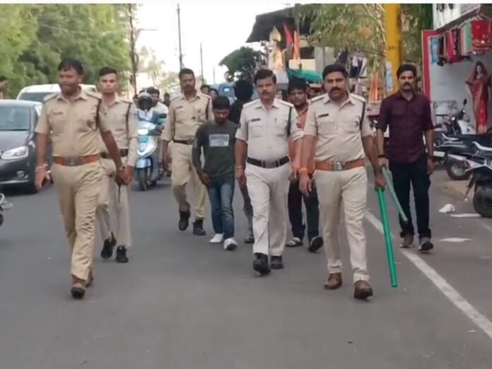 मारपीट करने वालों का बाजार में जुलूस निकाला:  छिंदवाड़ा में तीन का गिरफ्तार कर जेल भेजा; बस स्टैंड क्षेत्र में करते थे गुंडागर्दी - Chhindwara News